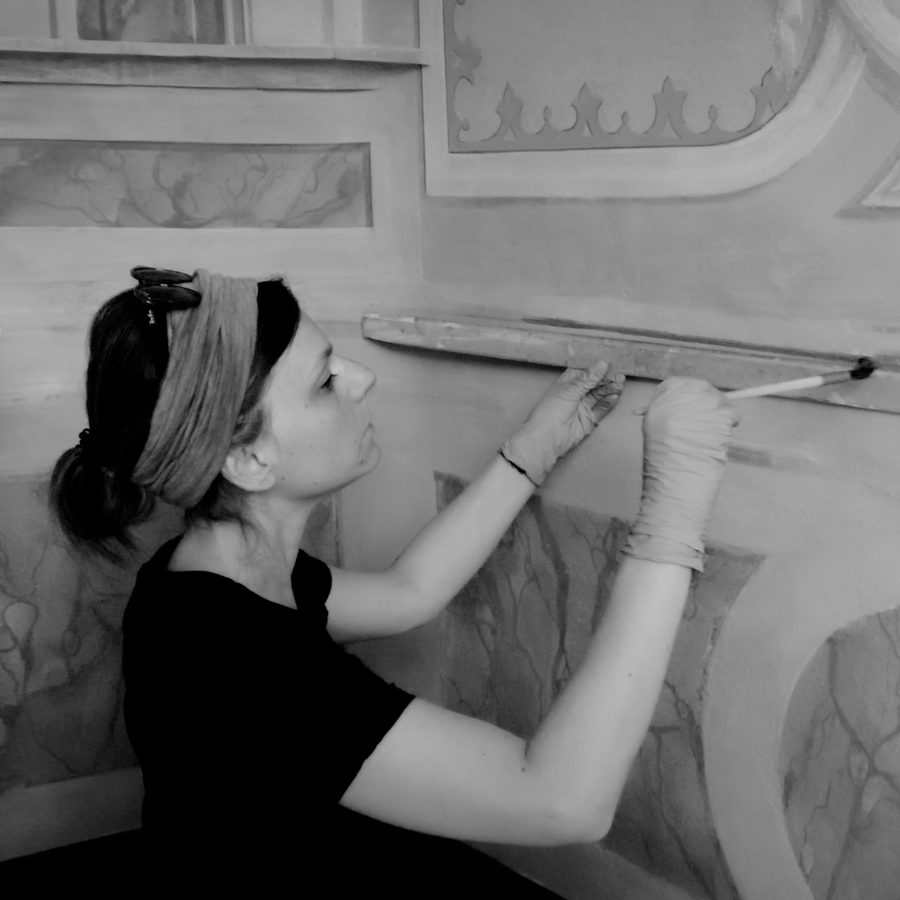 Alessia Giussani al lavoro su una decorazione murale